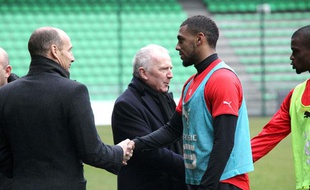 Pierre Dréossi (à gauche) et Yann M'Vila se serrent la main au Stade de la Route de Lorient à Rennes, le 26 janvier 2011.