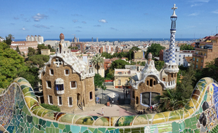 À l’origine, le Park Güell devait être une cité-jardin. Faute de budget, seules quatre des soixante maisons prévues furent terminées.