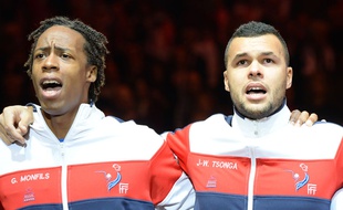 Jo-Wilfried Tsonga (à droite) chante la Marseillaise le 22 novembre 2014.