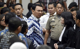 Basuki Tjahaja Purnama (au centre), gouverneur de Jakarta (Indonésie).