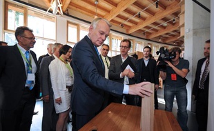 Jean-Marc Ayrault visite une maison en bois le 27 septembre 2013 à Nantes.