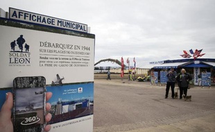 Des touristes près de la plage d'Ouistreham (Manche), le 3 juin 2014