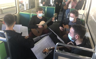 Quatre guitaristes se produisent dans le tram à Nantes, le 28 mai 2021