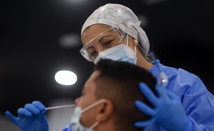 Comme les tests RT-PCR, les tests antigéniques sont réalisés avec un écouvillon dans le nez.