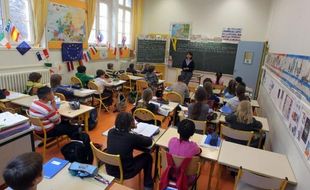 Une minute de silence a été observée mardi autour de 11H00 dans les établissements scolaires de France, à la demande du président Nicolas Sarkozy, pour rendre hommage aux trois enfants et au professeur tués lundi dans une école juive de Toulouse.