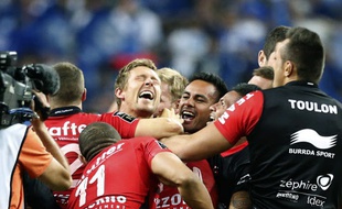 Jonny Wilkinson et les Toulonnais célèbrent leur victoire face aux Castrais en finale du Top 14 au Stade de France, le 31 mai 2014.