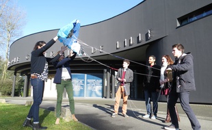 Lille, le 4 mars 2015 - Six étudiants de l'Ecole Centrale de Lille fabriquent un cerf-volant capable de fabriquer de l'electricite grace au vent.