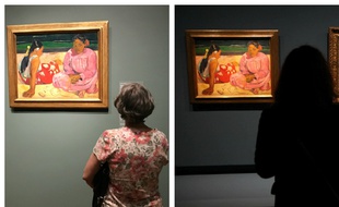 Face à la toiles «Femmes de Tahiti» de Paul Gauguin au Art Institute de Chicago en juillet 2017 (à g.) et au Grand Palais de Paris, en octobre 2017.