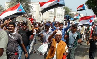 Des soutiens au mouvement séparatiste sudistes défilent dans les rues d'Aden, dans le sud du Yémen, le 27 février 2015
