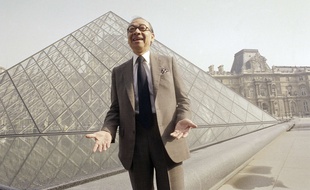 L'architecte Ieoh Ming Pei devant la pyramide du Louvre, en 1989, est décédé le 16 mai 2019.