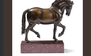 Ce cheval mesure 24 cm de haut.