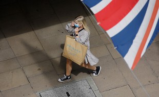 Une promeneuse masquée dans les rues de Londres.