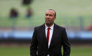 Le chargé de missions au Stade Rennais Mikaël Silvestre a scellé le partenariat avec l'Emirates Islamic National School League.