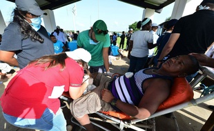 Un rescapé est soigné après le naufrage d'un bateau de pêche au large du Honduras le 3 juillet 2019.