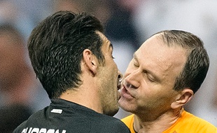 Le gardien de la juventus de Turin et l'arbitre du match contre le Real Madrid, le 13 mai 2015.