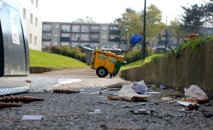 Dans le quartier du Blosne, à Rennes, les dépôts sauvages de déchets sont réguliers au pied des poubelles.
