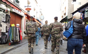 Illustration de militaires assurant une mission Vigipirate à Paris, le 17 mars 2015.