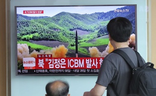 Les gens regardent une émission de télévision évoquant le lancement d'un missile balistique intercontinental Hwasong-14, le mardi 4 juillet 2017. AP Photo/Lee Jin-man