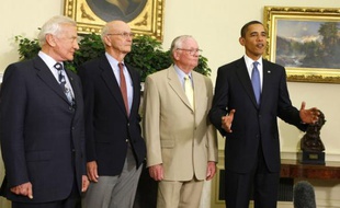 L'équipage d'Apollo 11, Buzz Aldrin, Michael Collins et Neil Armstrong (de gauche à droite), a été reçu par Barack Obama à la Maison Blanche, le 20 juillet 2009.