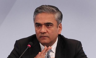 Le patron de Deutsche Bank, Anshu Jain, a gagné nettement moins l'an dernier à la tête de la société que l'année précédente quand il n'était encore que chef des activités de banque d'investissement, selon les chiffres publiés par la première banque allemande lundi.