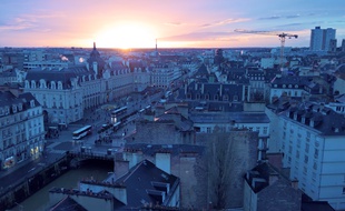 Vue de Rennes au lever du soleil depuis les hauteurs de la place Saint-Germain.