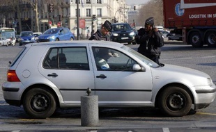 Un véhicule contrôlé le 23 mars 2015 à Paris dans le cadre de la circulation alternée