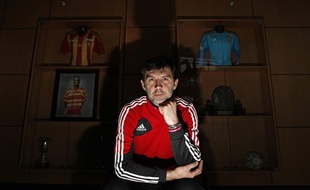 L'entraîneur du Racing Club de Lens, (RCL) Erik Sikora, photographié ici dans le hall du Centre technique et sportif la Gaillette à Avion (62), le 10 avril 2013.