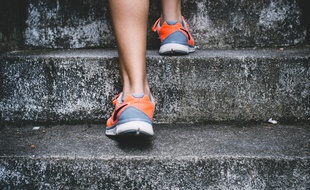 LA ville de Suresnes est la première en France à avoir mis en place un programme d’activités physiques, culturelles et
sportives durant le temps de travail pour les employés.