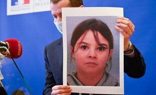 Le procureur d'Épinal, Nicolas Heitz, présente à la presse un portrait de Mia Montemaggi, 8 ans, enlevée le 12 avril 2021 dans les Vosges.