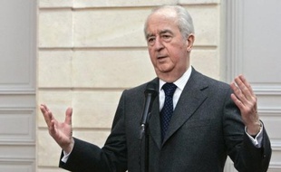 Comme l'a précisé Edouard Balladur devant la presse, ce nouveau "round" de concertation impliquera étroitement le gouvernement, le Parlement et "l'ensemble des forces politiques". Objectif: déposer "une sorte de loi d'orientation" à la session d'automne.