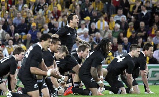 Les All-Blacks pendant le haka avant une rencontre face à l'Australie, le 27 août 2011