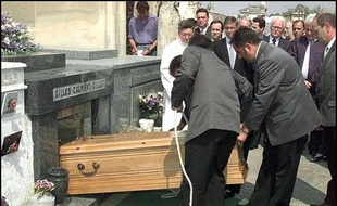 Jeanne Calment repose au cimetière de Trinquetaille, près d'Arles. Elle est aujourd'hui au cœur d'une controverse scientifique liée à son âge.