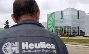 La direction de l'équipementier automobile Heuliez devait annoncer lundi au cours d'un comité d'entreprise extraordinaire son intention de déposer le bilan de cette entreprise de près de trois cents salariés, pour la troisième fois depuis 2006, a-t-on appris de source proche du dossier.