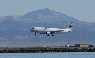 Un avion d'Air Canada se pose à San Francisco, le 24 octobre 2017.