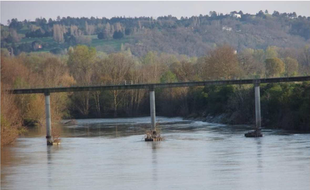 Le tablier de la passerelle mesure 162 mètres de longt