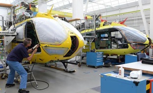 Des employés d'Airbus Helicopters travaillent sur une chaine de montage dans une usine dans le sud de l'Allemagne