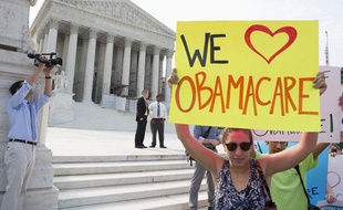 Des supporters de la réforme de la santé voulue par le président américain Barack Obama devant la Cour Suprême, à Washington, le 28 juin 2012.