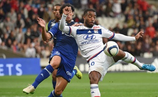 Modesto tente d'empêcher Lacazette de tirer au but lors de Lyon-Bastia, le 23 septembre 2015