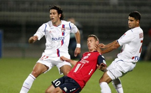 Le Lillois Ludovic Obraniak coincé entre les Lyonnais Fabio Grosso et Honorato Ederson, le 18 octobre 2008.