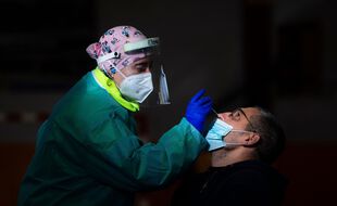 Un test antigénique sur un patient, en Espagne (image d'illustration).