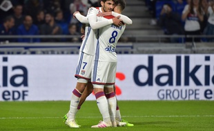 Martin Terrier et Houssem Aouar célèbrent le deuxième but lyonnais contre Angers, sur lequel ils sont tous les deux impliqués. ROMAIN LAFABREGUE