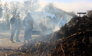 Illustration d'un rassemblement d'agriculteurs, ici au Grand Fougeray devant la base Intermarché le 10 février 2016.