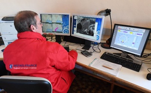 Un météorologue de Metéo-France à son poste d'observation du Mont Aigoual à Valleraugue, dans le sud de la France le 22 novembre 2017.