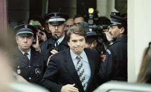 Bernard Tapie à la sortie du tribunal de Douai.