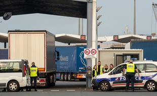 Contrôles de police à l'entrée du terminal ferry de Calais