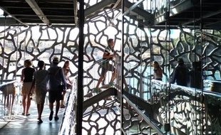 Des touristes visitent le Musée des civilisations de l'Europe et de la Méditerranée (Mucem), le 29 juillet 2013 à Marseille