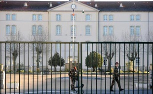 Le soldat français présent en Centrafrique qui avait arboré mi-décembre un insigne avec une devise nazie a été "lourdement sanctionné", a annoncé jeudi le commandant de l'opération militaire française en RCA, le général Francisco Soriano.