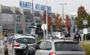 Des chauffeurs de taxi devant l'aérogare.