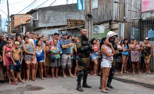 Des habitants réunis devant le bar où a eu lieu la fusillade, à Belem, le 19 mai 2019.