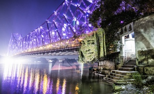 Le portrait d'un enfant de Calcutta projeté dans la ville.